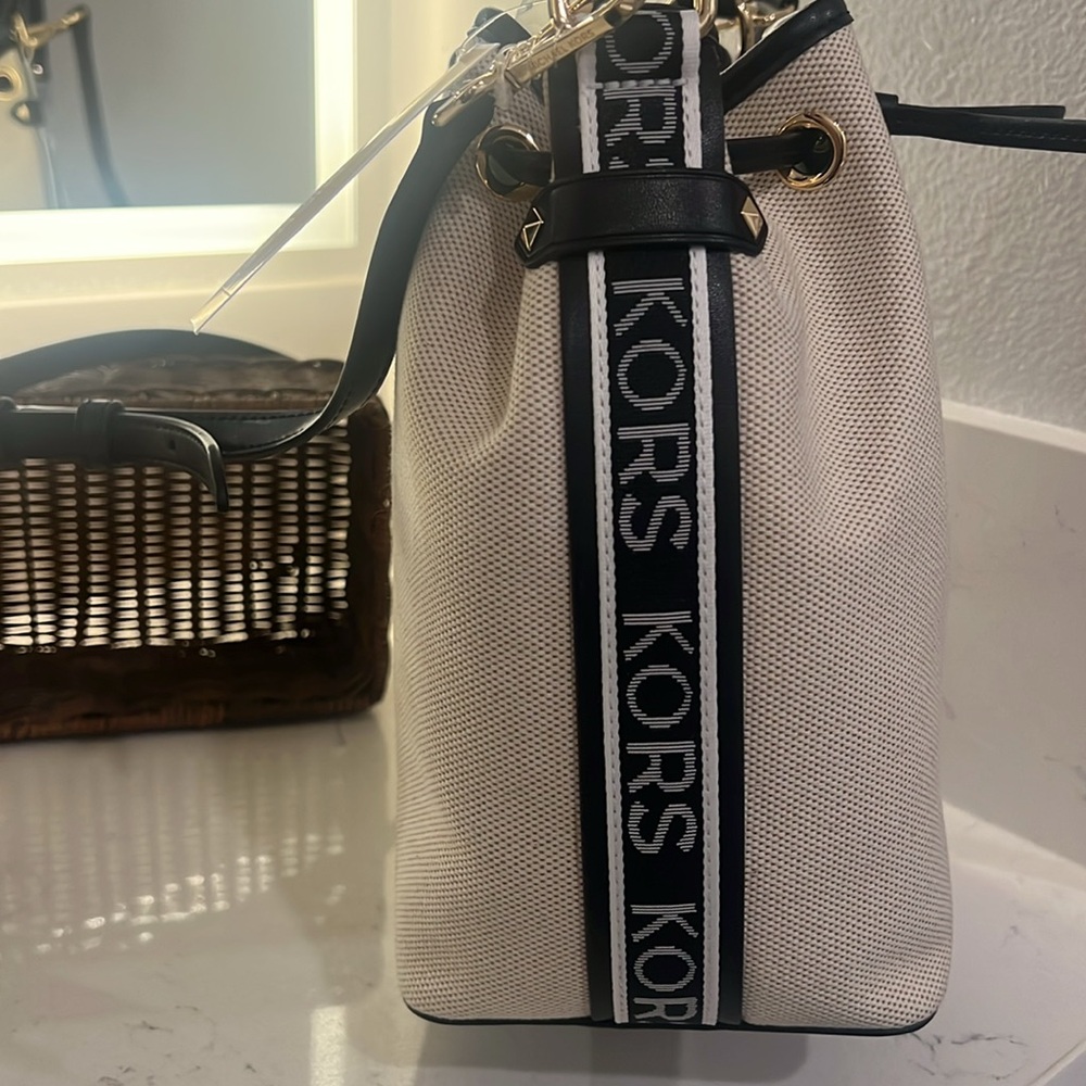 Michael Kors Black and cream Shoulder bucket Bag NWT $328 retail price - Picture 3 of 13